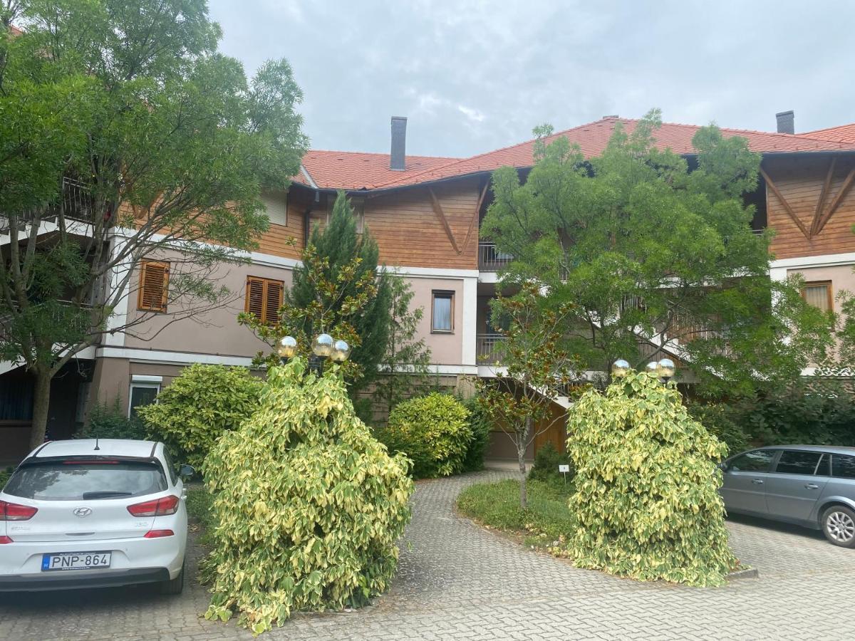 Selyemakacapartman Balatonlelle Luaran gambar